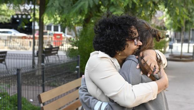 Dos personas se dan un abrazo