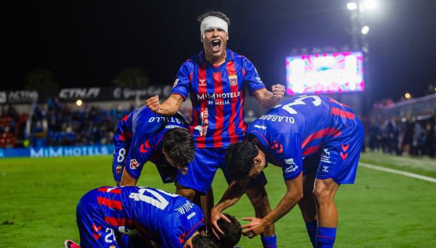 Los jugadores del CD Eldense celebran un gol esta temporada