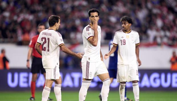 Mikel Merino celebra el gol del empate ante Croacia