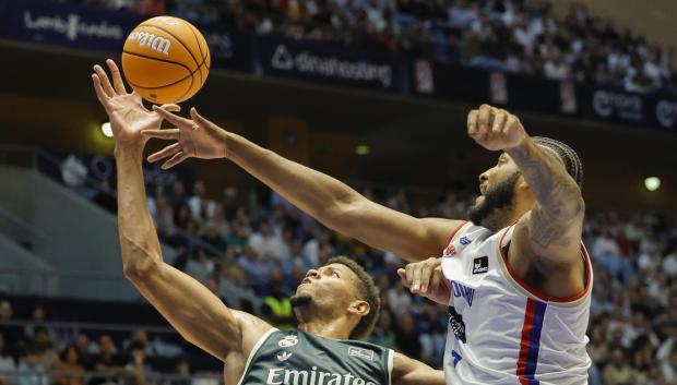 El jugador del Obradoiro Monbus, Joel Soriano y Edy Tavares, del Real Madrid