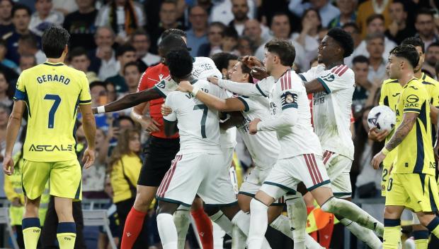 Vinicius Jr. se va a por Díaz de Mera Escuderos tras ser expulsado