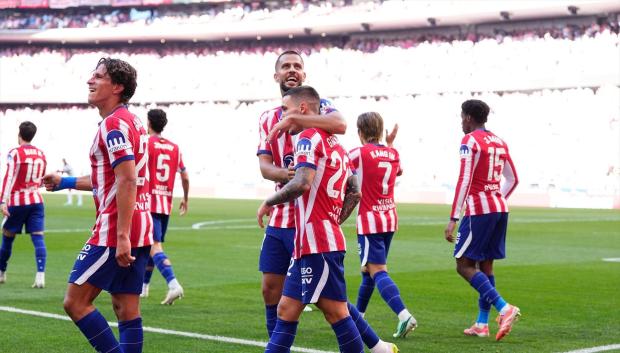 Los jugadores del Atlético de Madrid, en un partido en el Metropolitano
