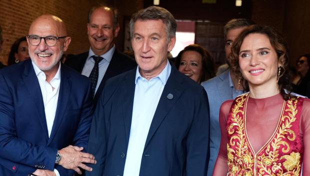 El seleccionador español, Luis de la Fuente con Feijóo y Ayuso en la plaza de toros de Las Ventas