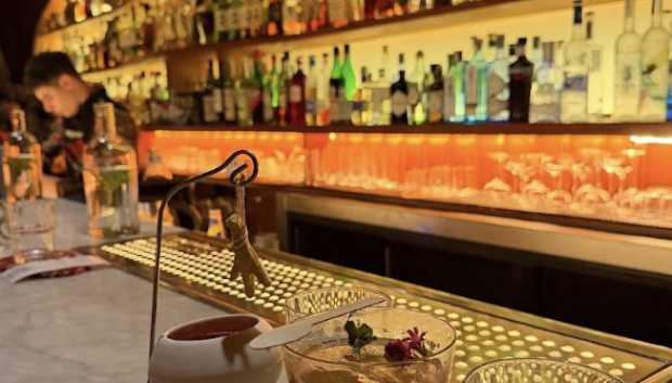 Imagen del interior de la coctelería Paradiso en Barcelona.