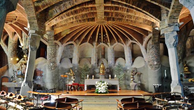Cripta de la Colònia Güell ubicada en Santa Coloma de Cervelló, en Cataluña.