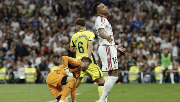 Kylian Mbappé se lamenta de una acción durante el Real Madrid - Villarreal