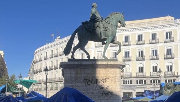 Pintada en la estatua de Carlos III