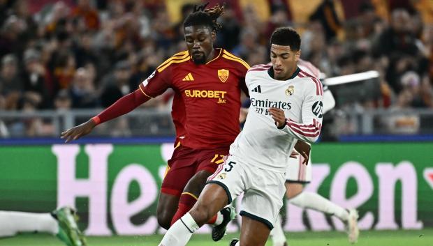Jude Bellingham pelea por un balón con Manu Koné en el Roma - Real Madrid