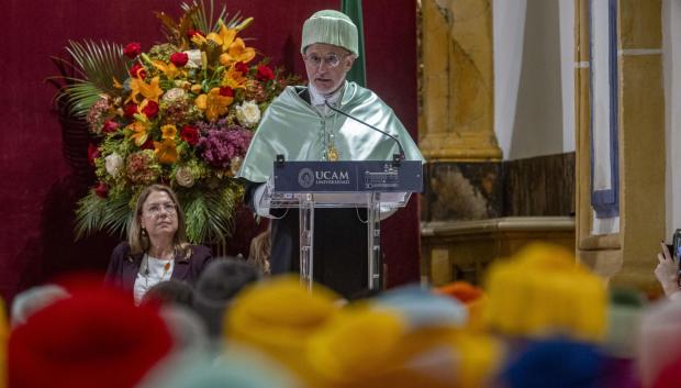 El seleccionador nacional de fútbol, Luis de la Fuente, durante un momento de su intervención en el acto de Investidura como Doctor Honoris Causa