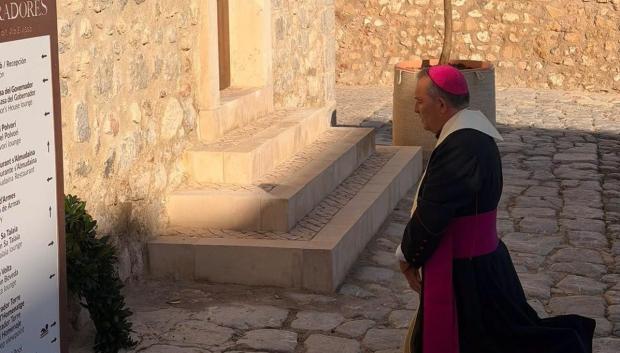 Monseñor Vicent Ribas ha rezado uno de los responsos en el Castillo de Ibiza, que hoy alberga las instalaciones del Parador de Dalt Vila.