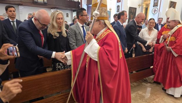 El cardenal Semeraro saluda al alcalde de Sant Josep, Vicent Roig.
