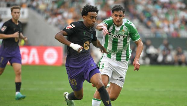 Lamine Yamal conduce un balón en el Betis - Barça