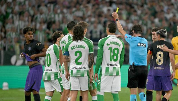 Ricardo de Burgos Bengoetxea amonesta a Lamine Yamal en el Betis - Barça