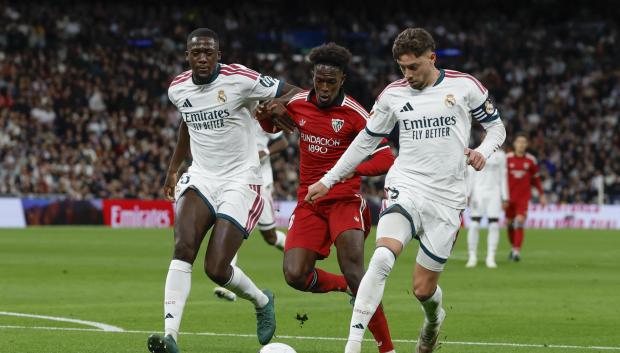 Fede Valverde intenta quitarle el balón a Felix Correia durante el Real Madrid - Sevilla