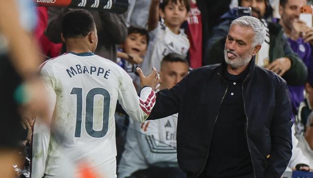 José Mourinho saluda a Kylian Mbappé en el Real Madrid - Sevilla