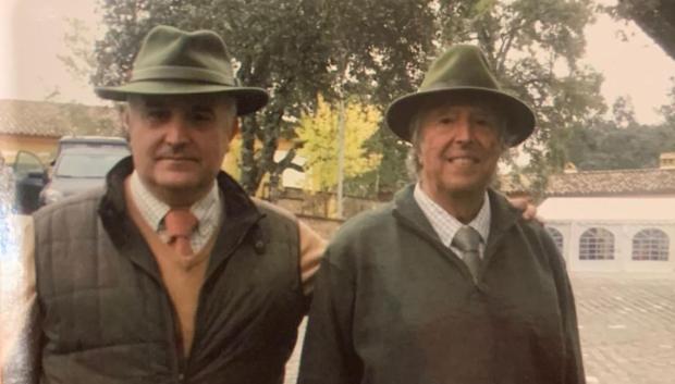 Rafael del Campo, junto a su padre, de montería.