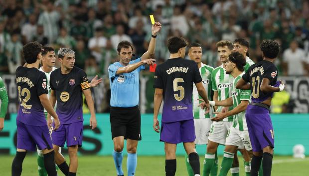 Ricardo de Burgos Bengoetxea, en el Betis - Barcelona