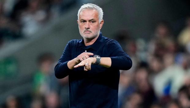 El técnico del Real Madrid, Mourinho durante el partido contra el Villarreal