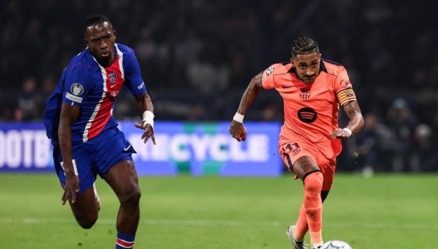 Willian Pacho disputa el balón con el delantero brasileño del Barcelona, ​​Raphinha