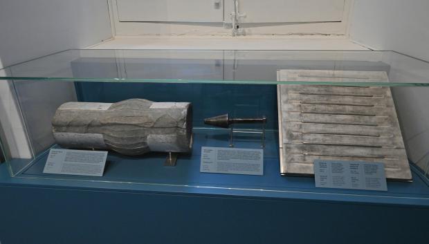 Tramo de tubería de plomo, un abocardador y una plancha acanalada de las fuentes de La Granja