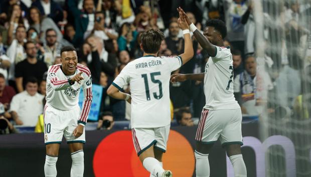 Arda Güler festeja el 2-0 junto a Kylian Mbappé