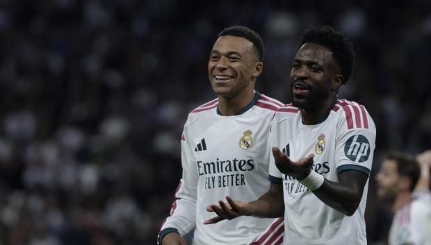 Kylian Mbappé (i) y Vinicius Junior, celebran el segundo gol del Real Madrid ante el Leipzig