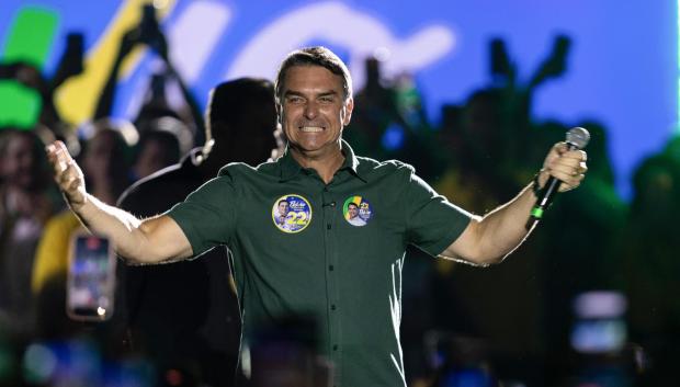FOTODELDÍA AME8207. GUARULHOS (BRASIL), 21/10/2026.- El senador y candidato a la Presidencia de Brasil, Flávio Bolsonaro, participa en un acto de campaña este miércoles, en Guarulhos, São Paulo (Brasil). EFE/ Isaac Fontana