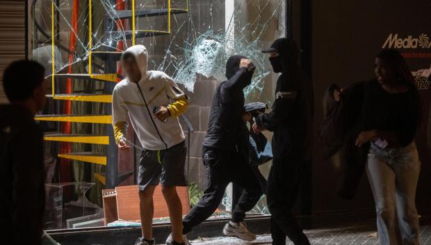 Delincuentes en Barcelona saqueando tiendas este sábado