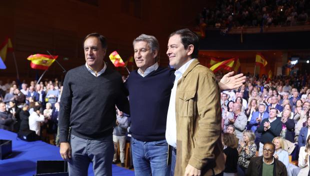 El presidente del PP y candidato a la Presidencia del Gobierno de cara a las elecciones del próximo 29 de noviembre, Alberto Núñez Feijóo, participa en un acto de precampaña junto al presidente de la Junta de Castilla y León y del PP-CyL, Alfonso Fernández Mañueco (d), y el alcalde de la ciudad, Carlos García Carbayo.. .EFE/JMGARCIA