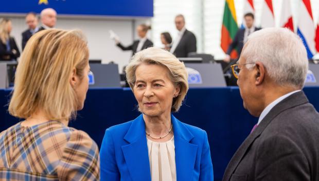 (i-d) Kaja Kallas,vicepresidenta de la Comisión Europea, Úrsula von der Leyen, presidenta de la Comisión, y Antonio Costa, presidente del Consejo de la UE en el pleno del Parlamento Europeo, en Estrasburgo (Francia