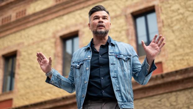 El cabeza de lista de ERC, Gabriel Rufián, durante un acto con Irene Montero en Barcelona