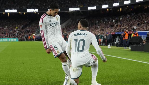 Kylian Mbappé celebra con Jude Bellingham el 0-1 en el Camp Nou