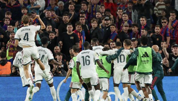 Los jugadores del Real Madrid celebran el gol de la victoria en el clásico