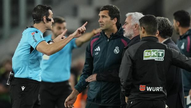 José Mourinho habla con Martínez Munuera durante el clásico
