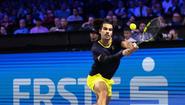 Carlos Alcaraz se estira a por una bola en su debut ante Khachanov