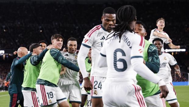 Los jugadores del Real Madrid celebran el gol de la victoria ante el Barcelona