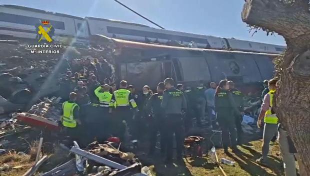 URDA (TOLEDO) 28/10/2026.- Miembros de la Guardia Civil ayudan a los supervivientes al accidente de los dos trenes de alta velocidad, uno de Renfe y otro de Iryo, que han colisionado a primera hora de este miércoles a la altura de la estación de Urda (Toledo), donde al menos hay treinta fallecidos. EFE/Guardia Civil / SOLO USO EDITORIAL/SOLO DISPONIBLE PARA ILUSTRAR LA NOTICIA QUE ACOMPAÑA (CRÉDITO OBLIGATORIO)