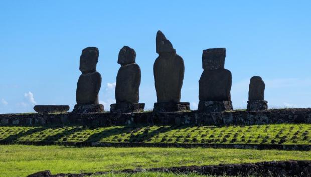 Línea de Moai contra el sol