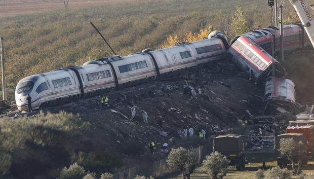 FOTODELDIA URDA (TOLEDO), 29/10/2026.- Camiones del ejército y grúas pesadas trabajan este jueves en los convoyes de los trenes de Renfe e Iryo que colisionaron en Urda (Toledo) un día después del suceso. EFE/ J.J.Guillen