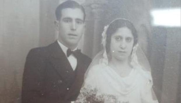 Jaume Rosselló Bonet junto a su mujer Marta Covas Abraham. Él falleció en la calle Niceto Alcalá Zamora, junto al antiguo colegio Son Espanyolet, en el bombardeo del 24 de mayo de 1937. Su bebé resultó herido
