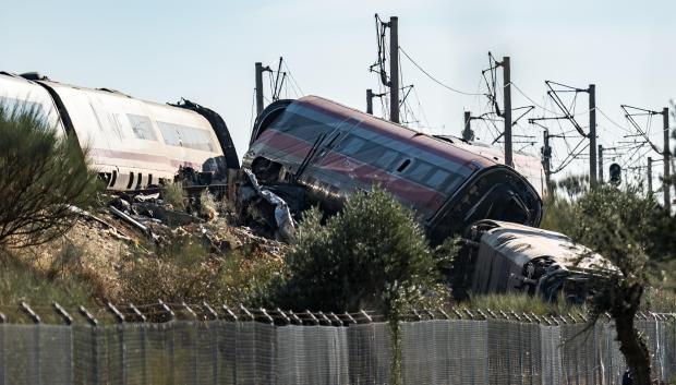 Vagones descarrilados en la zona del accidente ferroviario en Urda