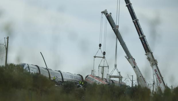 Miembros de los servicios de rescate y maquinaria pesada continúan este viernes los trabajos de rescate de los dos trenes accidentados este miércoles en Urda (Toledo)