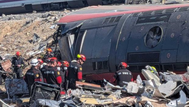 Agentes de la Unidad Militar de Emergencias (UME) trabajan en el lugar del accidente de Urda