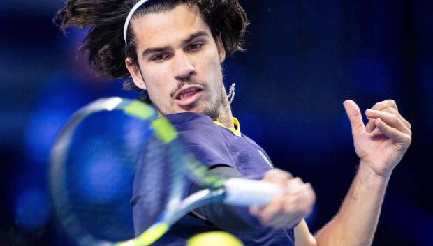Carlos Alcaraz golpea una bola de derecha en el partido ante Tommy Paul