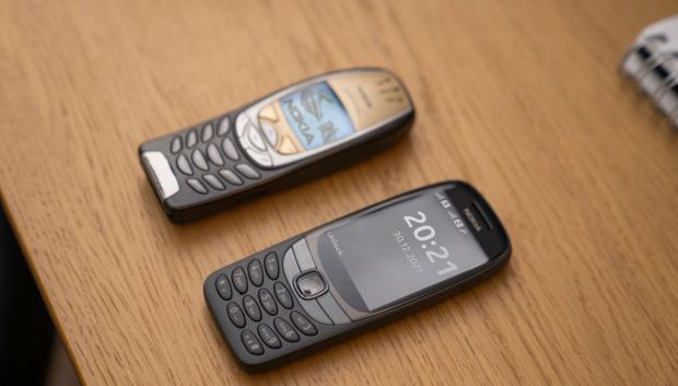 El mismo modelo de Nokia 6310 con 20 años de diferencia