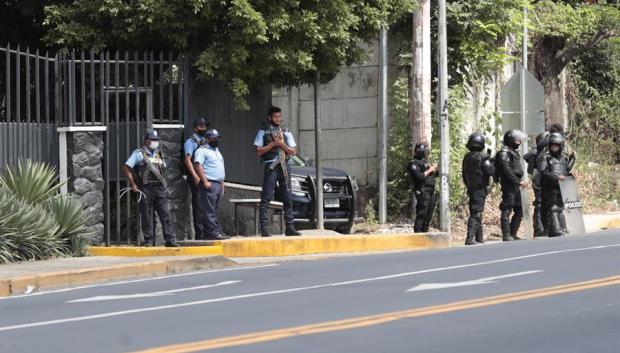 Policías del régimen mantienen en casa por cárcel a la aspirante opositora a la Presidencia, Cristiana María Chamorro en Managua