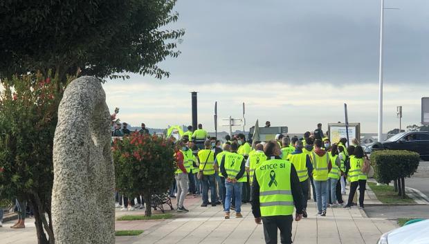 Empleados de ENCE se manifiestan en el puente de acceso a La Toja (Pontevedra)