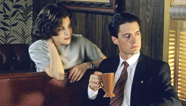 El agente Cooper de Twin Peaks encarnado por Kyle MacLachlan heredó en la ficción el gusto de David Lynch por el café en la vida real. Pocos personajes de una serie han saboreado tanto una taza de café (y los dónuts) como Dale Cooper, que después no tenía demasiados problemas y soñar con Laura Palmer.