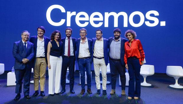 Pablo Casado junto a los presidentes regionales.