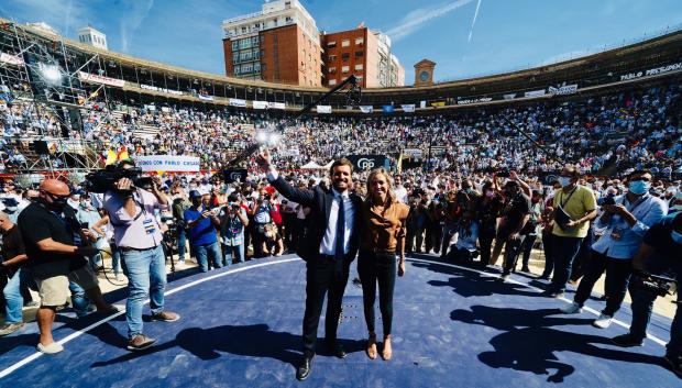 Casado y su mujer, Isabel.